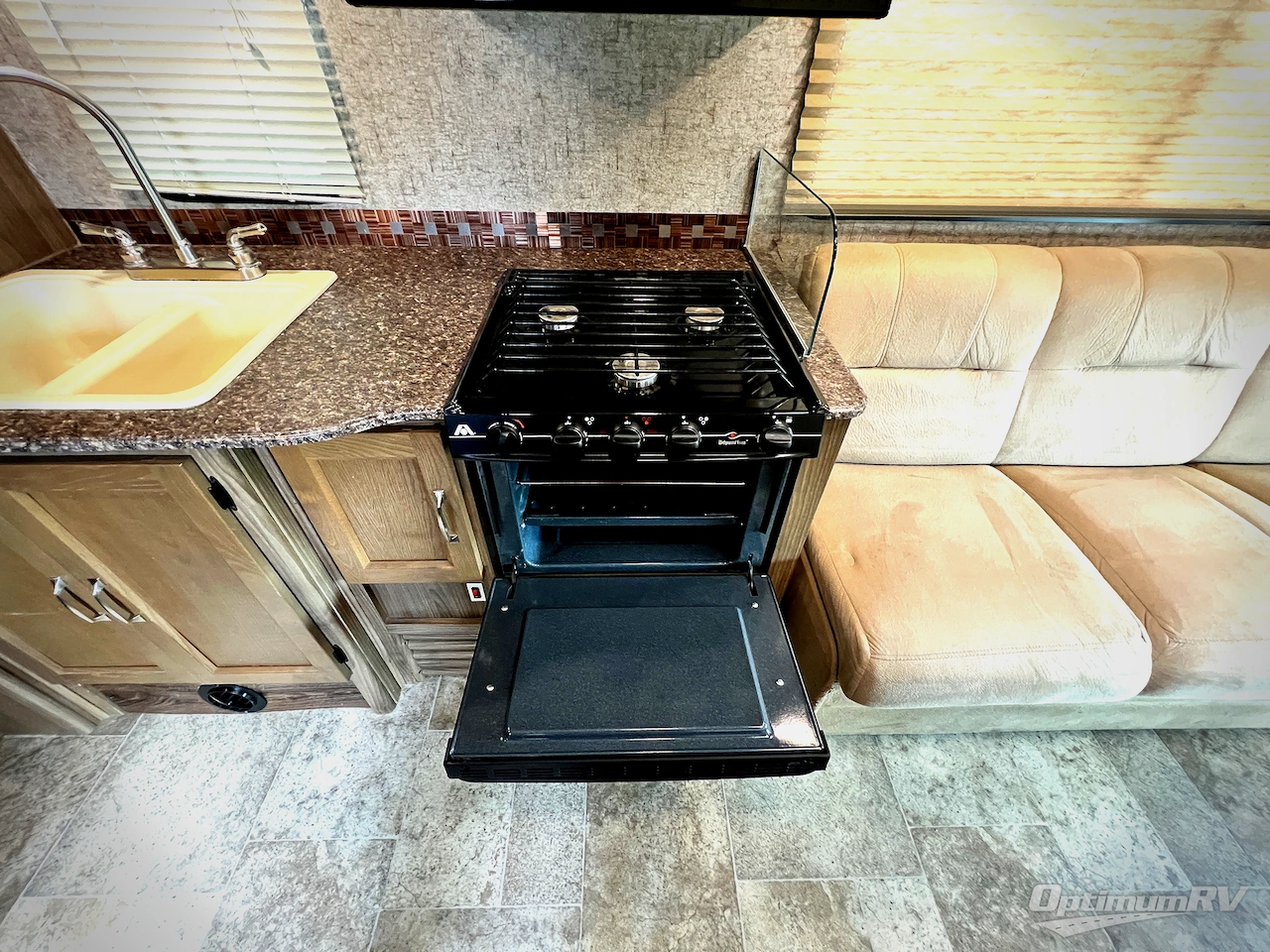 2018 Coachmen Freelander 26RS Ford 350 Photo 12