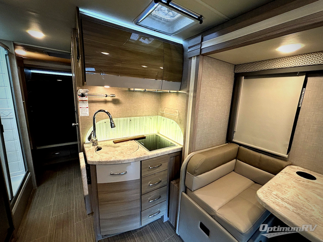 2021 Thor Tiburon Sprinter 24RW Photo 6