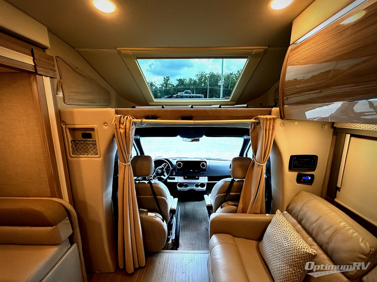 2021 Thor Tiburon Sprinter 24RW Photo 10