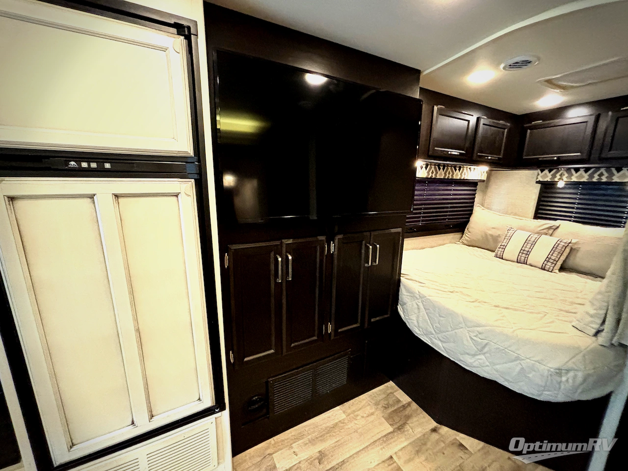 2022 Entegra Odyssey 25R Photo 15