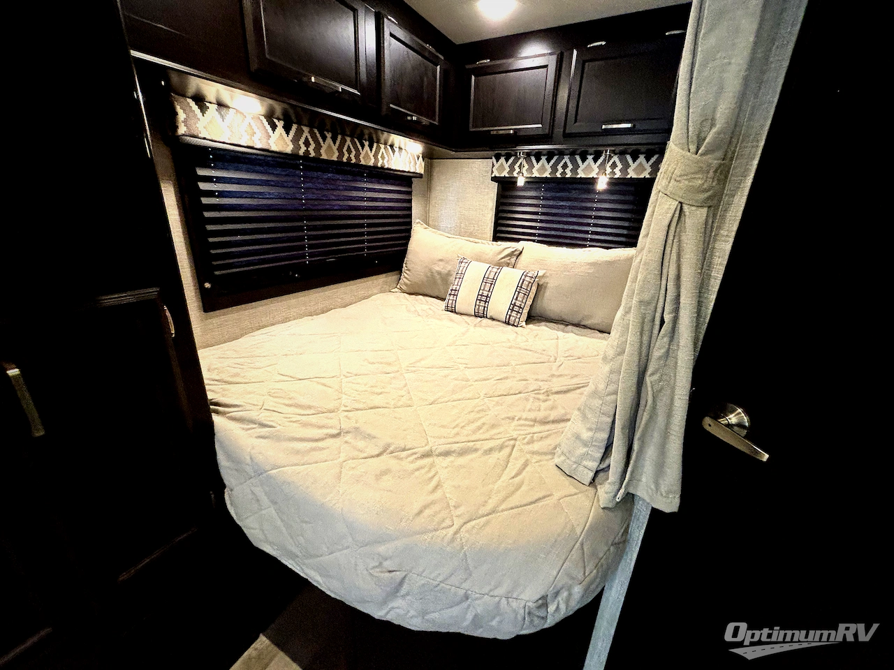 2022 Entegra Odyssey 25R Photo 16