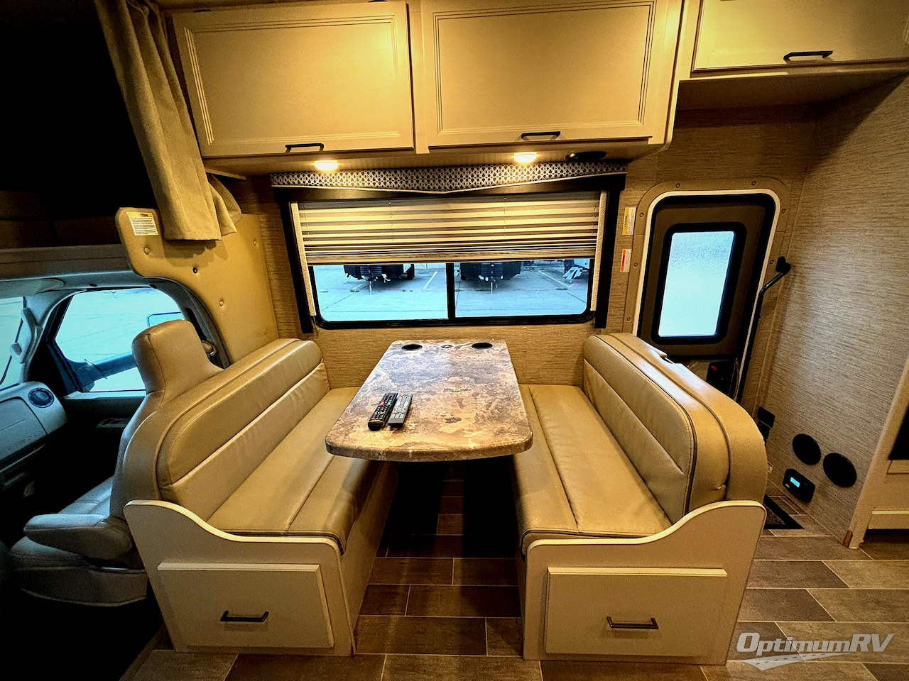 2022 Thor Chateau 27R Photo 12