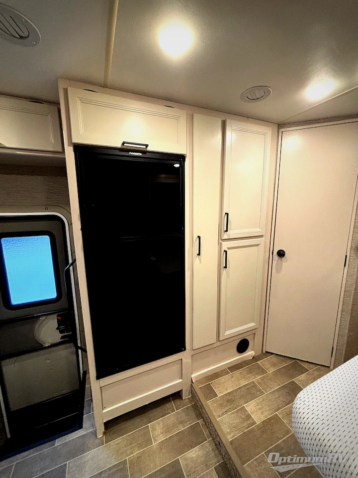 2022 Thor Chateau 27R Photo 13