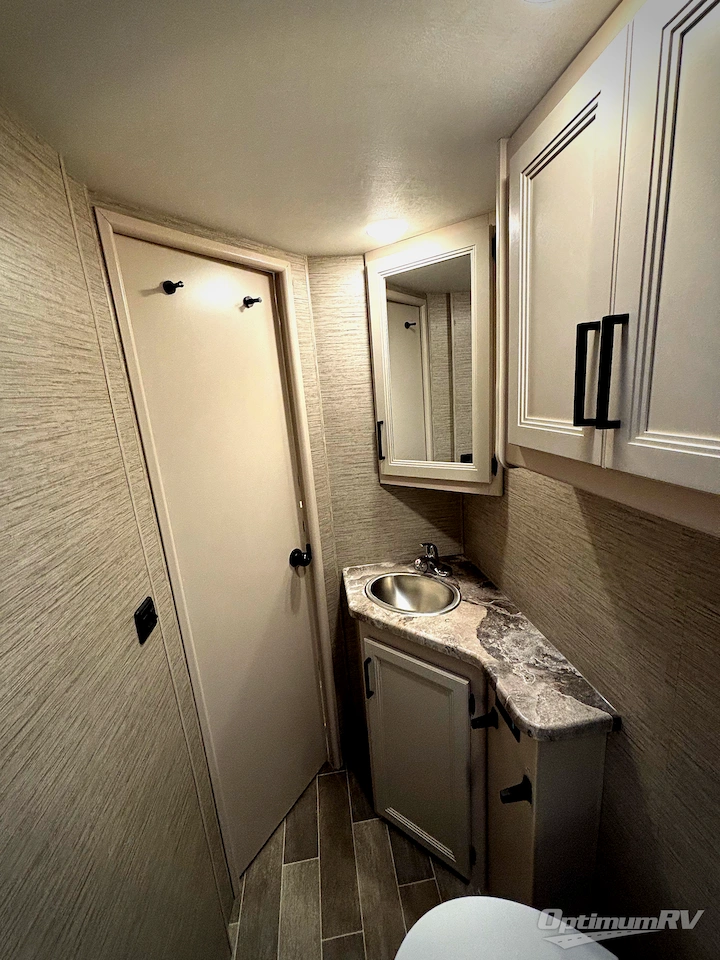 2022 Thor Chateau 27R Photo 15