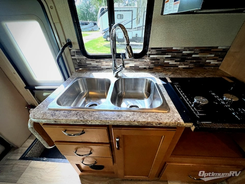 2017 Thor Four Winds 24F RV Photo 3