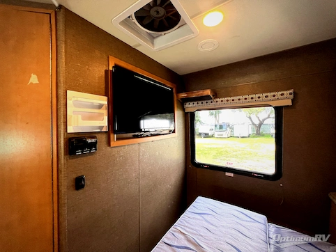 2017 Thor Four Winds 24F RV Photo 4