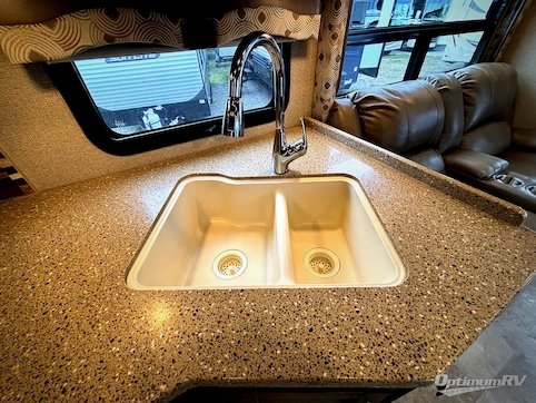 2018 Thor Windsport 29M RV Photo 3