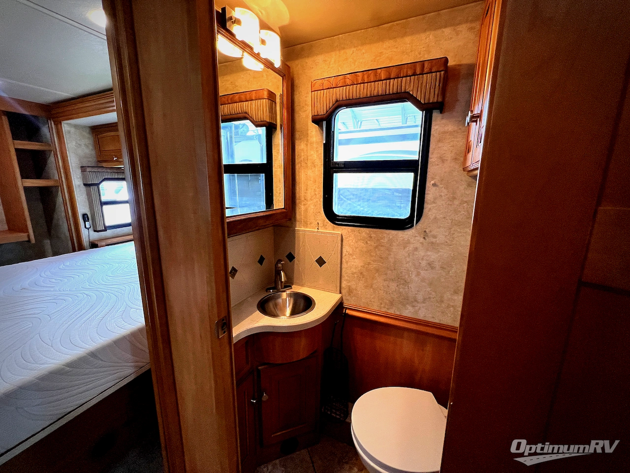 2011 Winnebago Journey 40U Photo 24