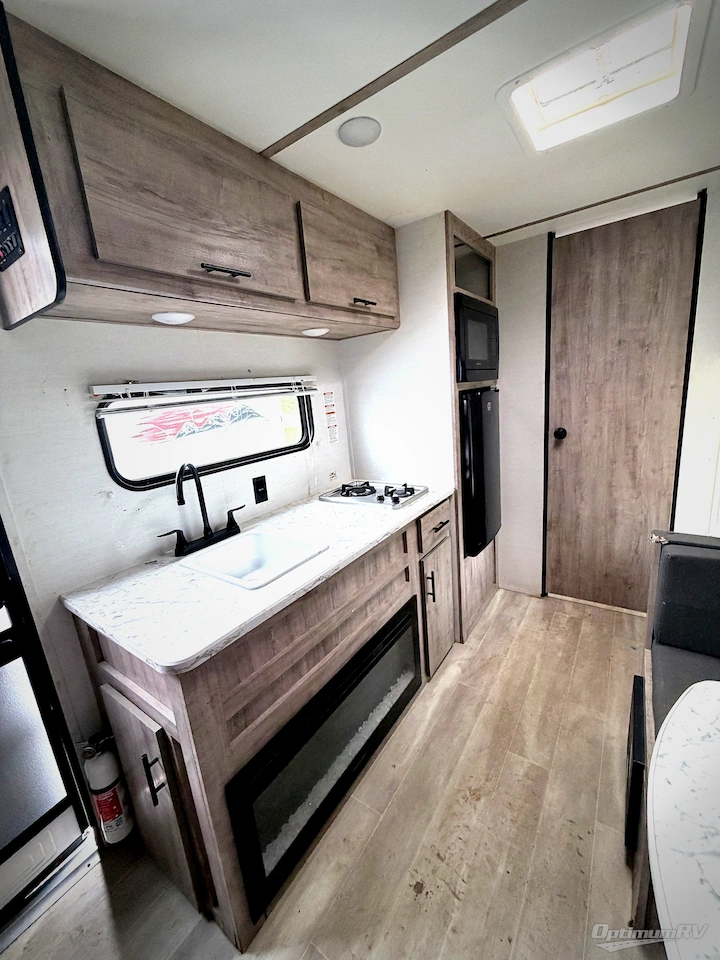 2025 Gulf Stream Enlighten 17BH Photo 8