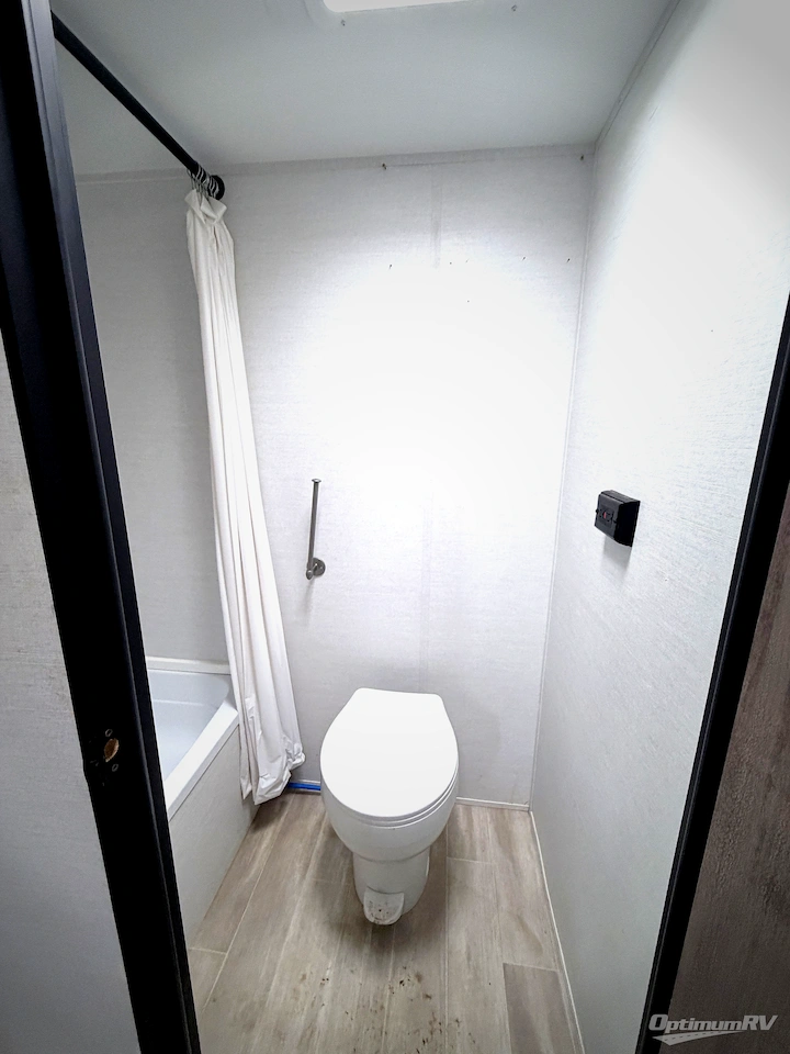 2025 Gulf Stream Enlighten 17BH Photo 11