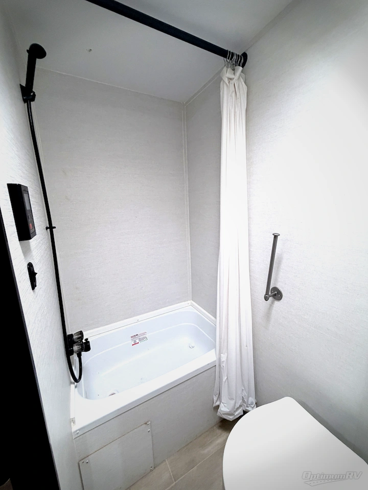 2025 Gulf Stream Enlighten 17BH Photo 12