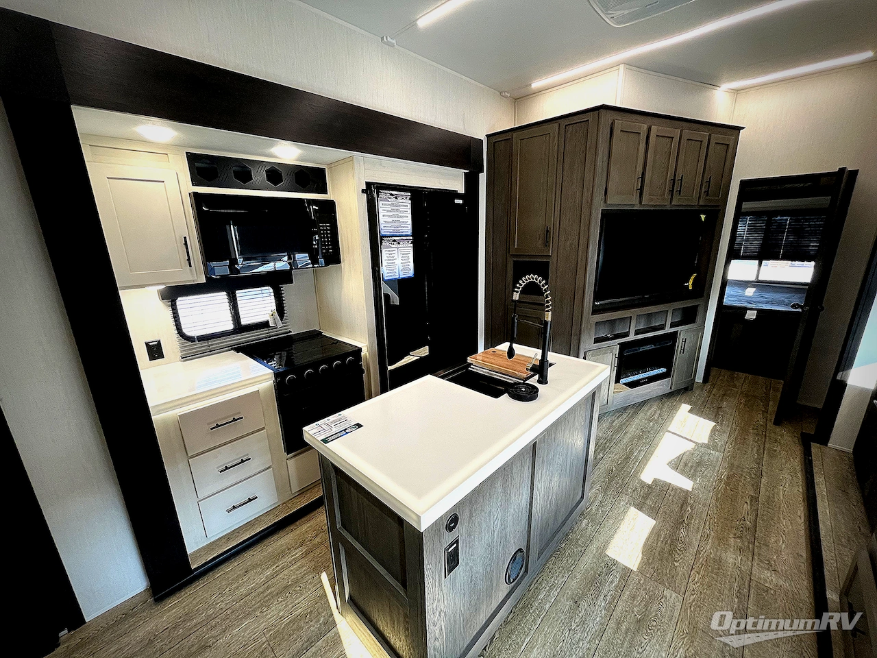 2025 Forest River Cherokee Arctic Wolf Suite 3750SUITE Photo 5