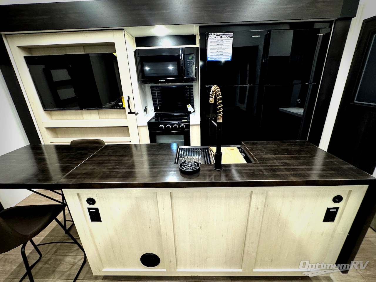 2026 Forest River Cherokee Arctic Wolf 38DST Photo 6