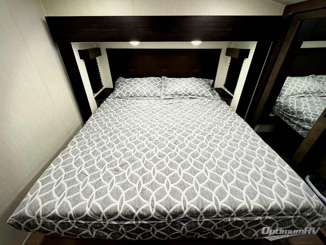 2026 Forest River Cherokee Arctic Wolf 38DST Photo 9