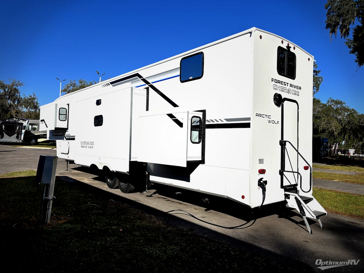 2026 Forest River Cherokee Arctic Wolf 38DST Photo 3