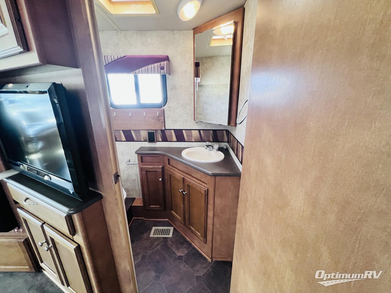 2012 Winnebago Vista 35F Photo 17