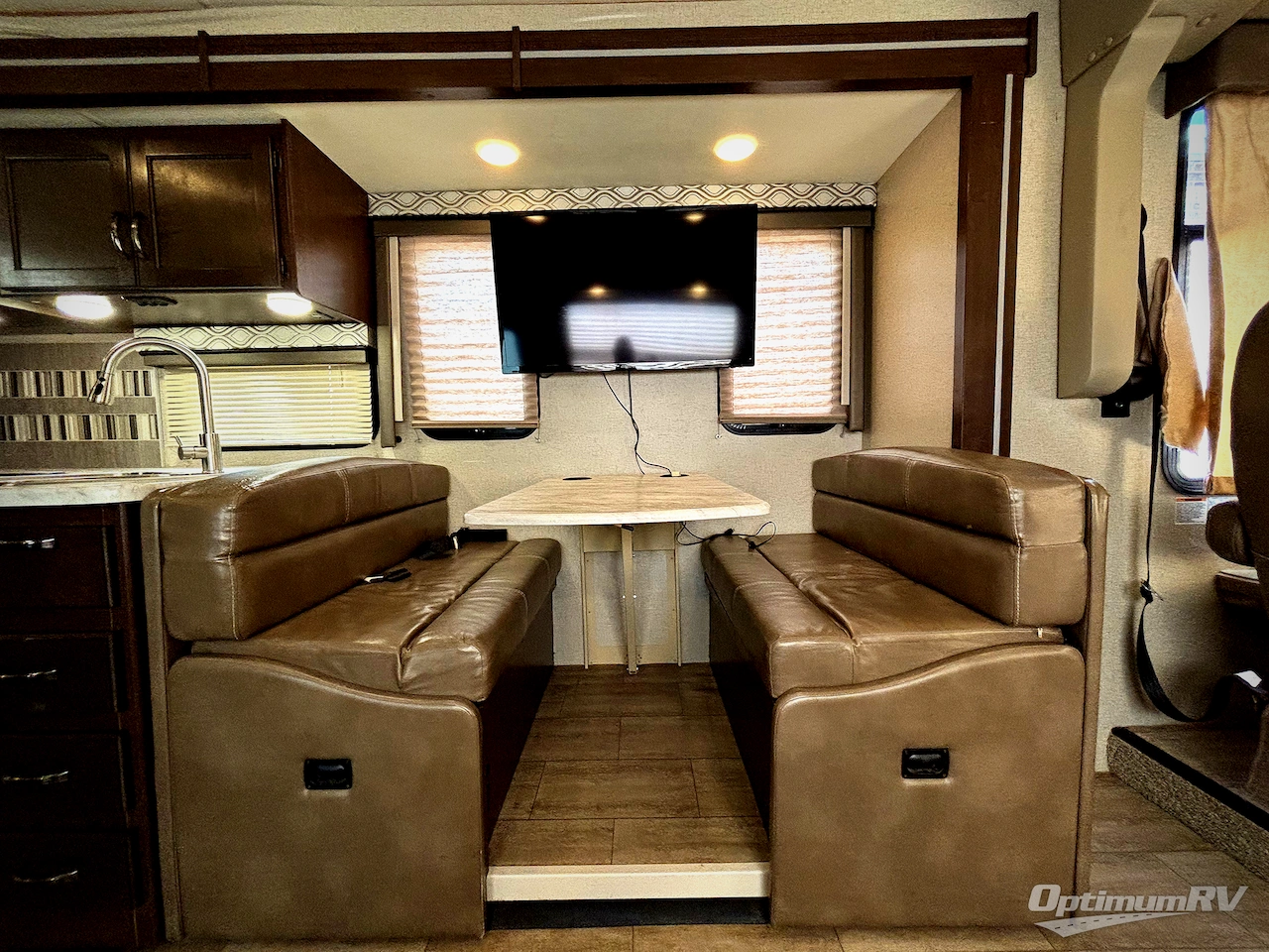 2019 Thor Freedom Traveler 32A Photo 6