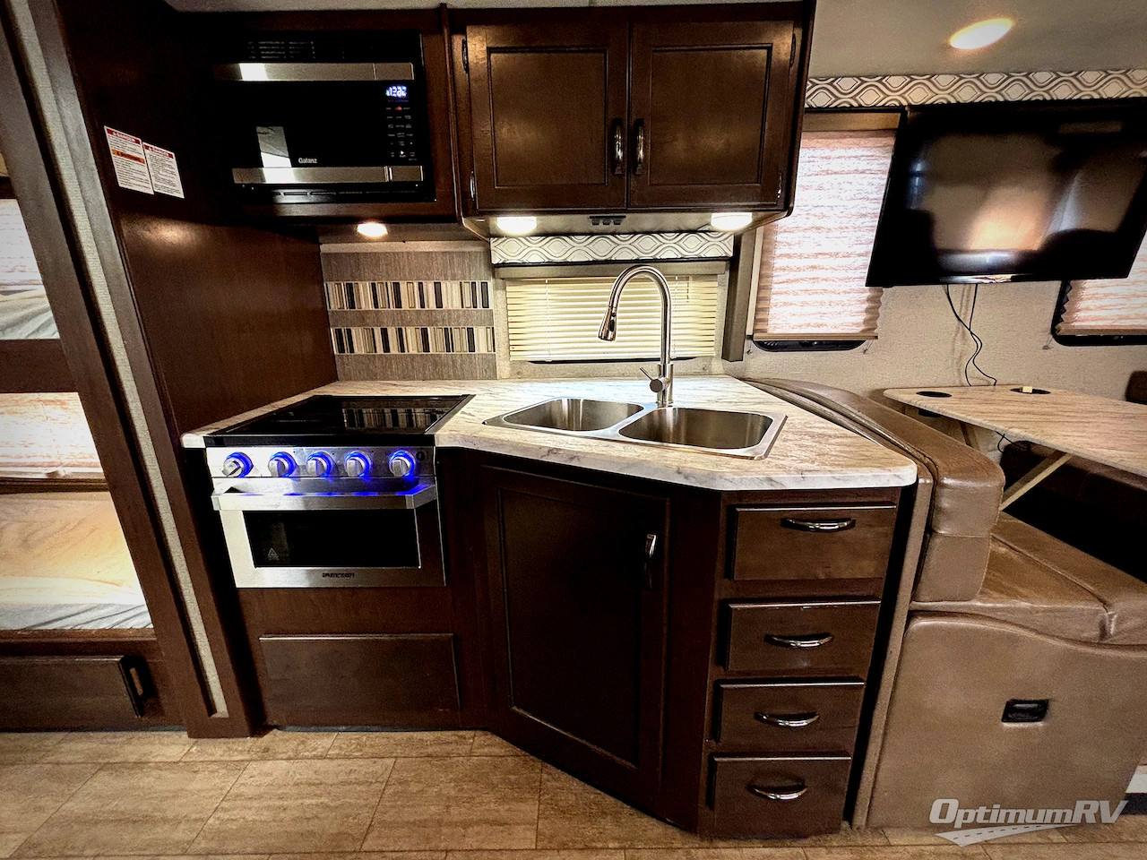2019 Thor Freedom Traveler 32A Photo 9
