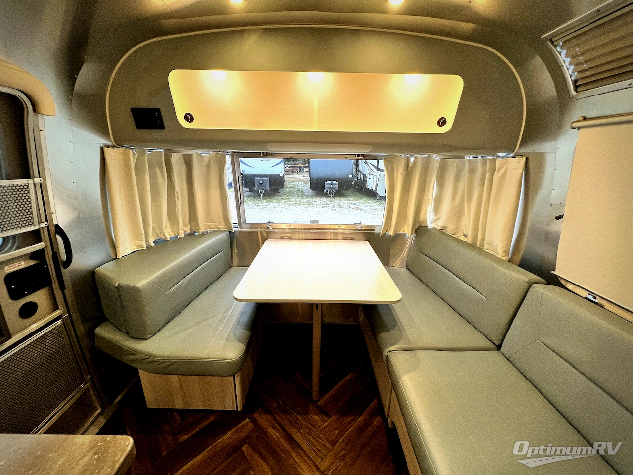 2022 Airstream International 27FB Photo 6
