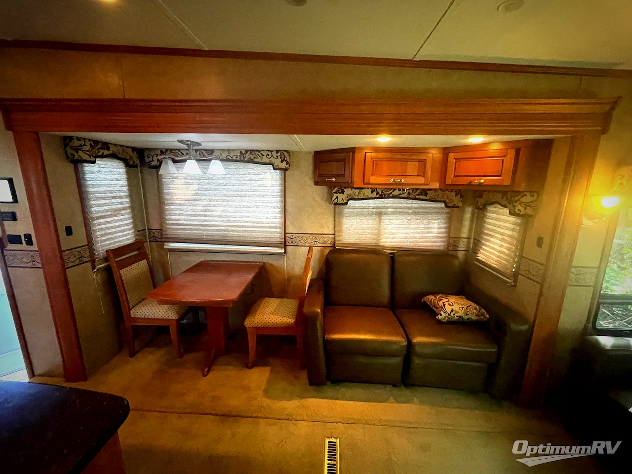 2010 Carriage Cameo 35SB3 Photo 9