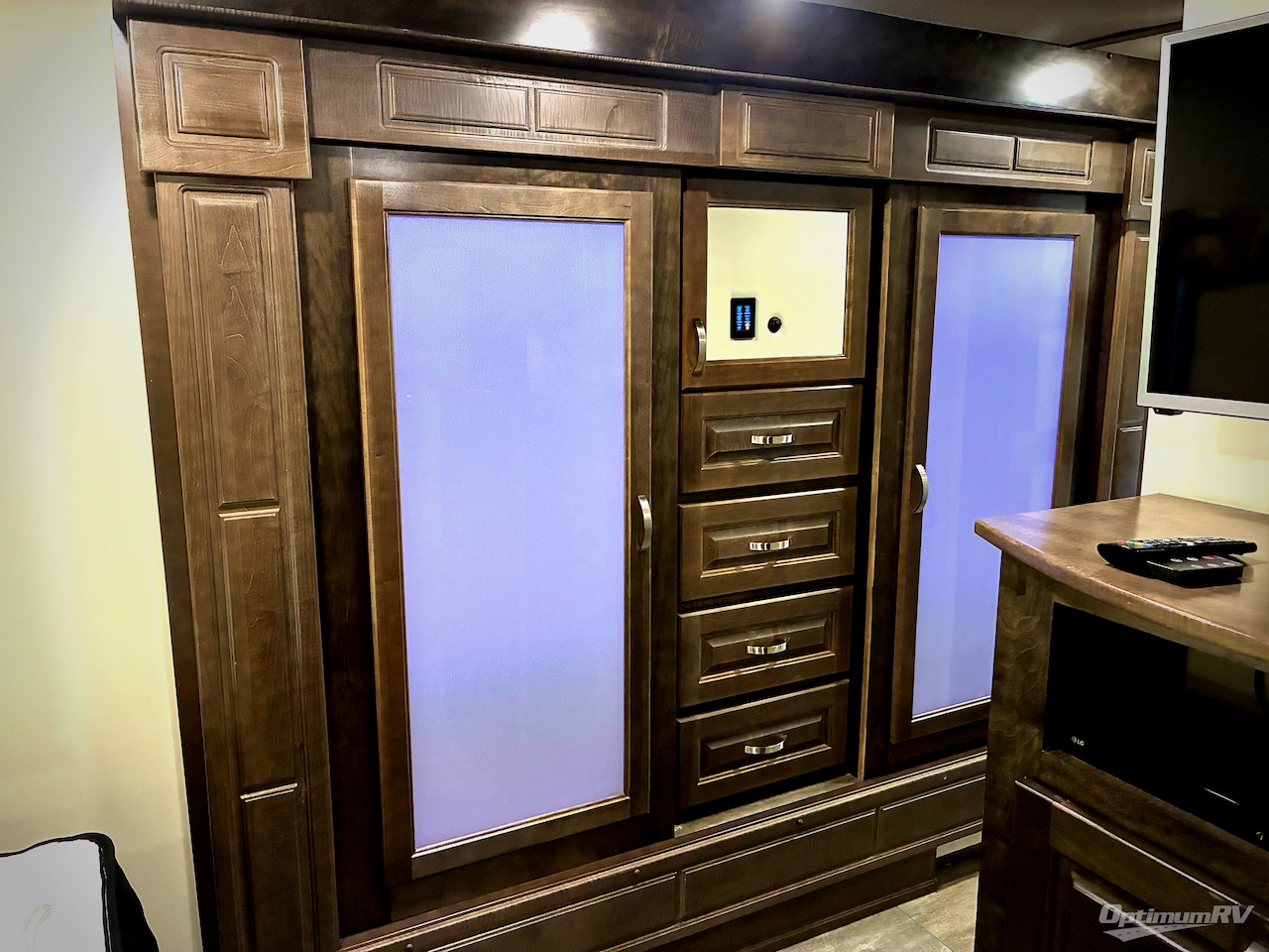 2018 Luxe by the RV Factory Luxe Elite 42RL Photo 17