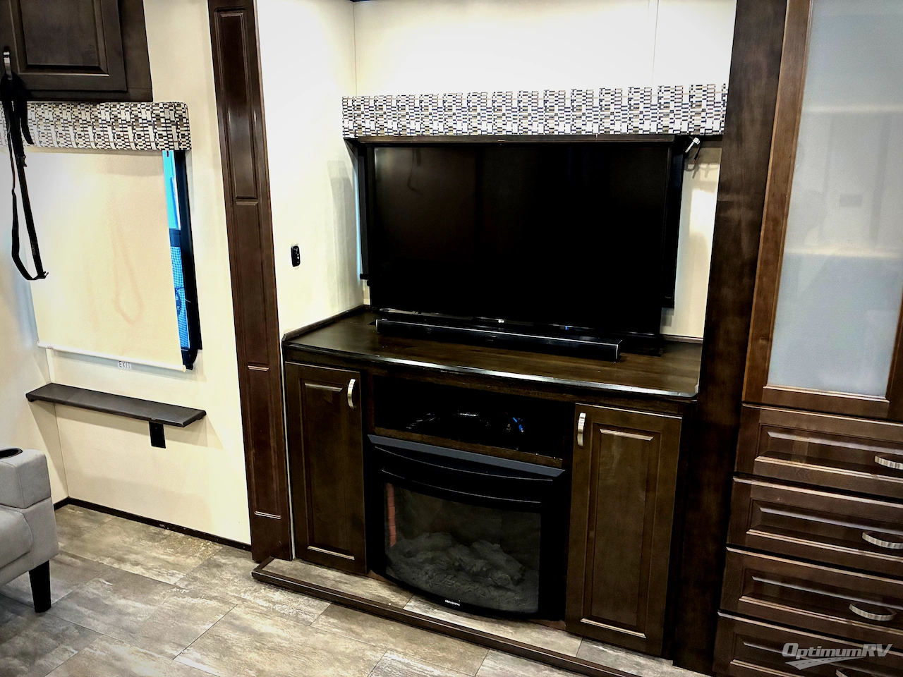 2018 Luxe by the RV Factory Luxe Elite 42RL Photo 18
