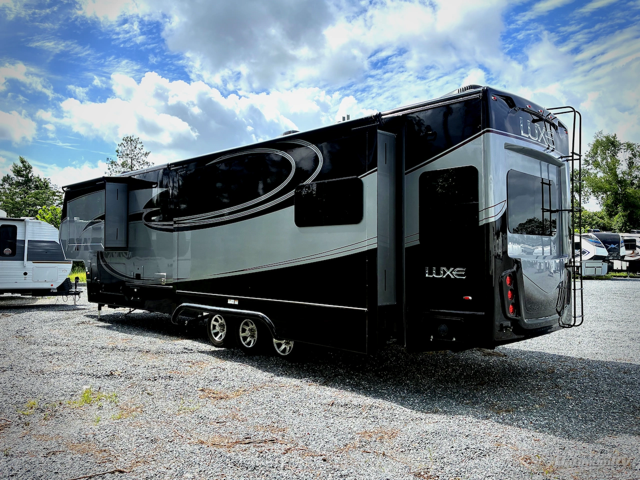 2018 Luxe by the RV Factory Luxe Elite 42RL Photo 3