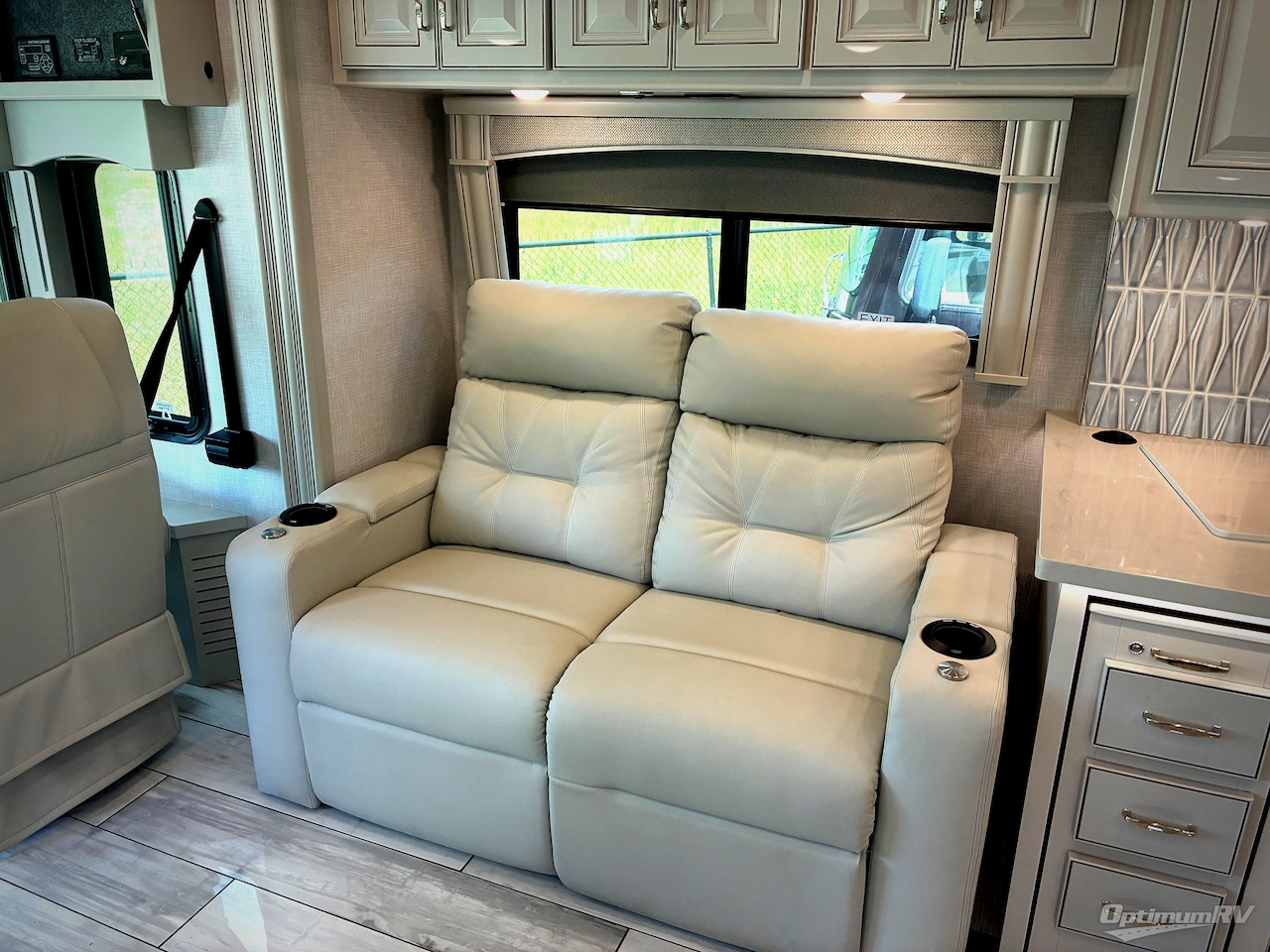 2024 Fleetwood Discovery 38W Photo 8