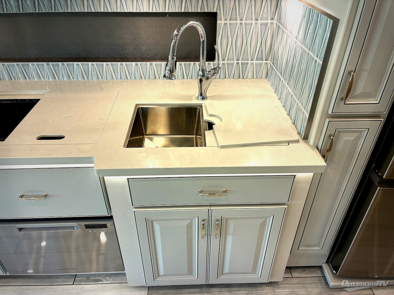 2024 Fleetwood Discovery 38W Photo 12