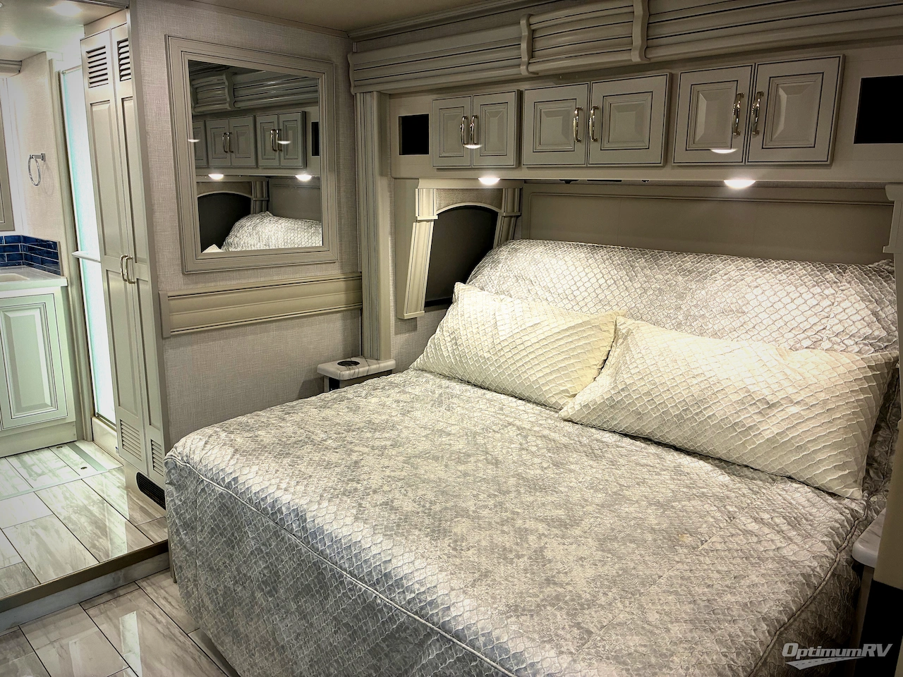 2024 Fleetwood Discovery 38W Photo 16