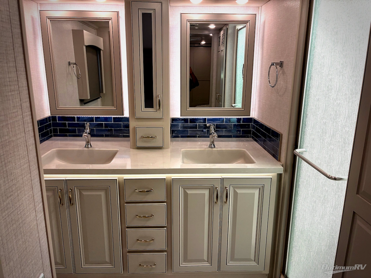 2024 Fleetwood Discovery 38W Photo 17