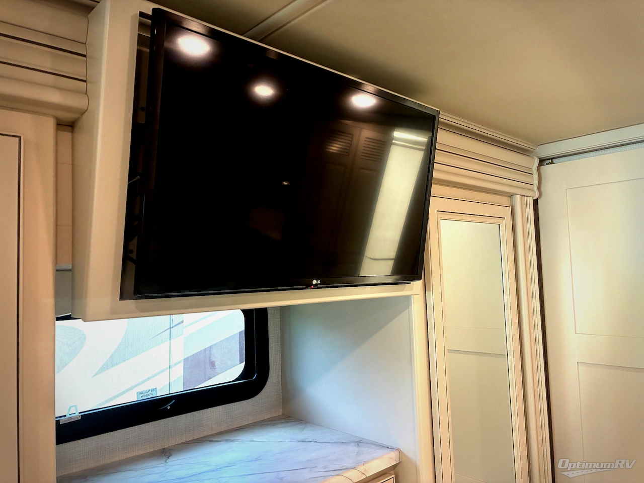 2024 Fleetwood Discovery 38W Photo 24
