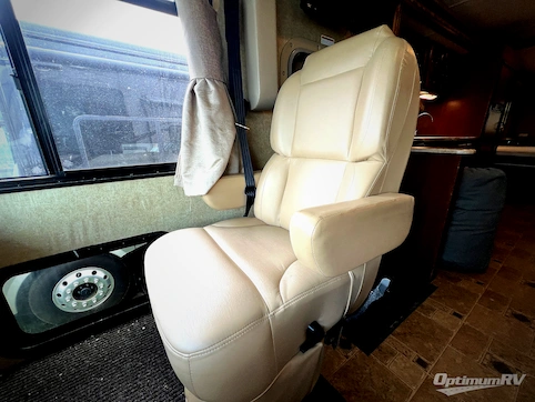 2015 Thor Hurricane 27K RV Photo 2