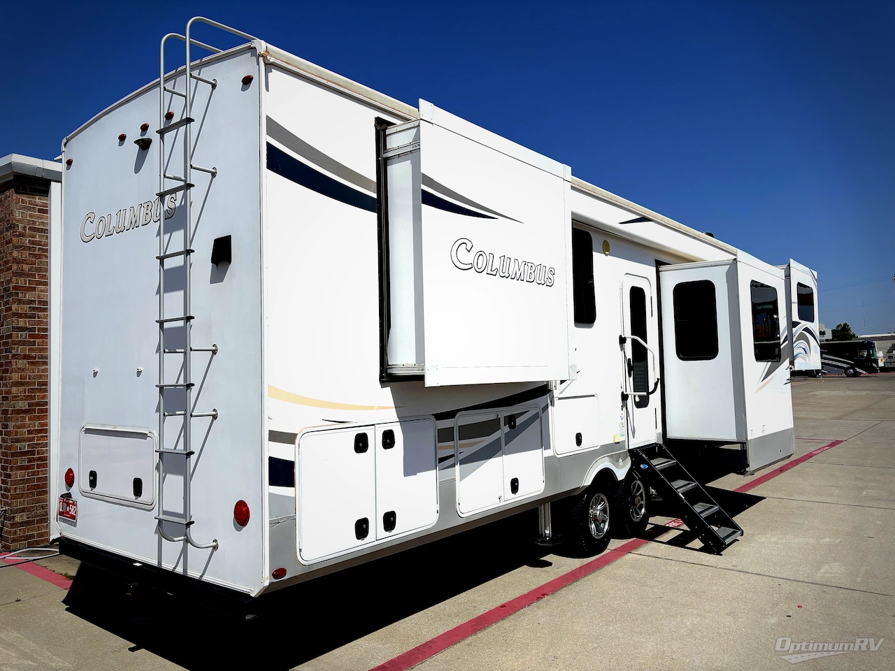 2021 Palomino Columbus 389FLC Photo 2