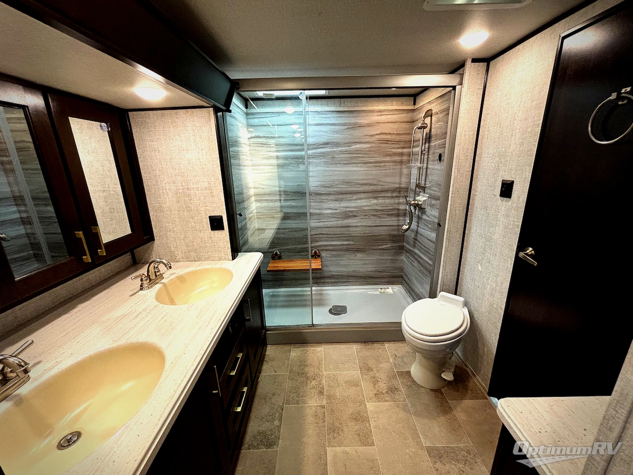 2021 Palomino Columbus 389FLC Photo 12