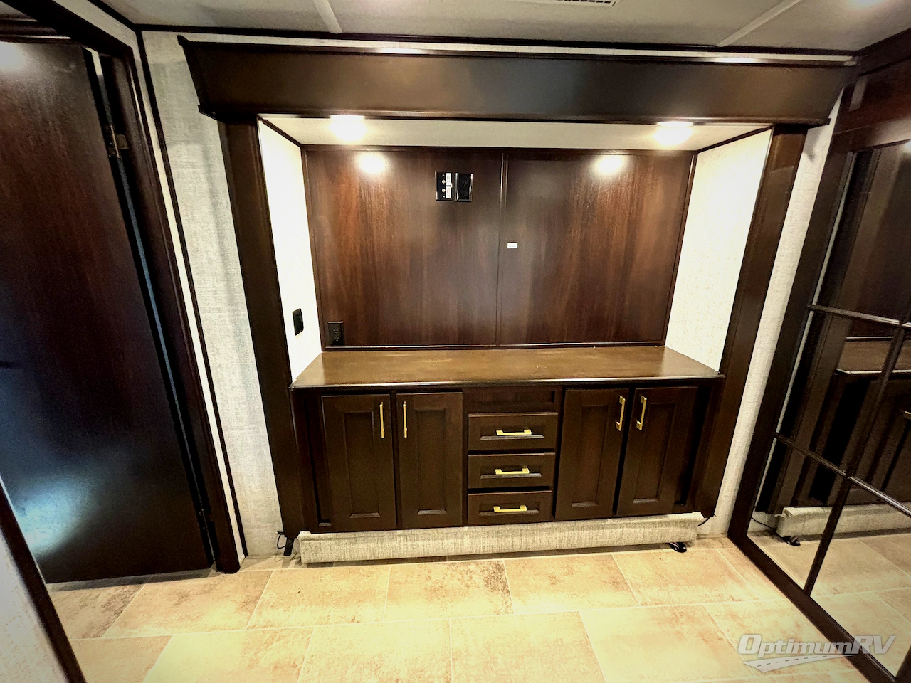 2021 Palomino Columbus 389FLC Photo 16