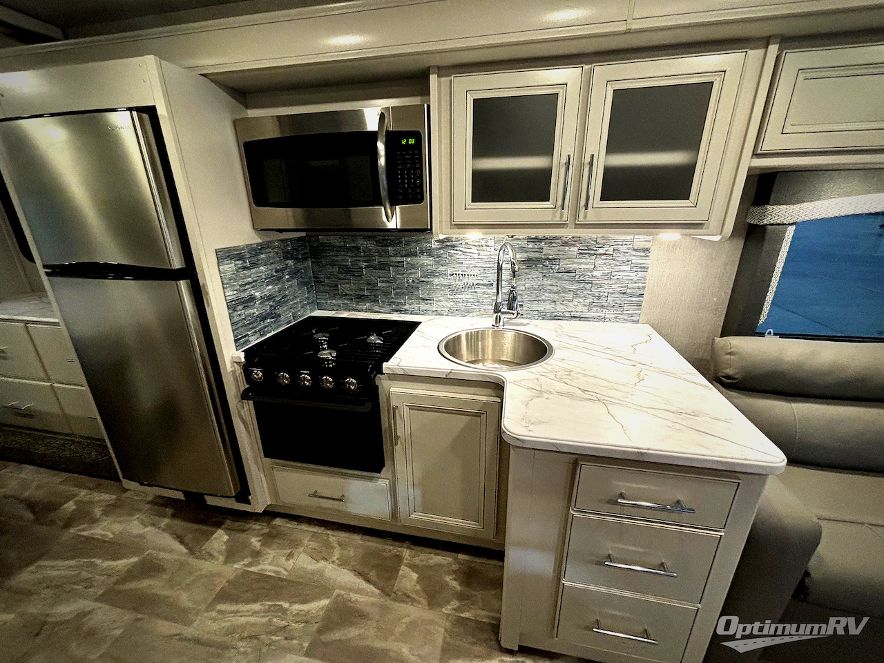 2023 Fleetwood Flair 29M Photo 8