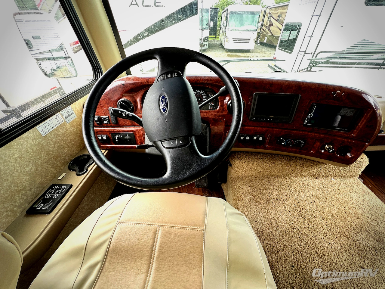 2011 Thor Hurricane 30Q Photo 5