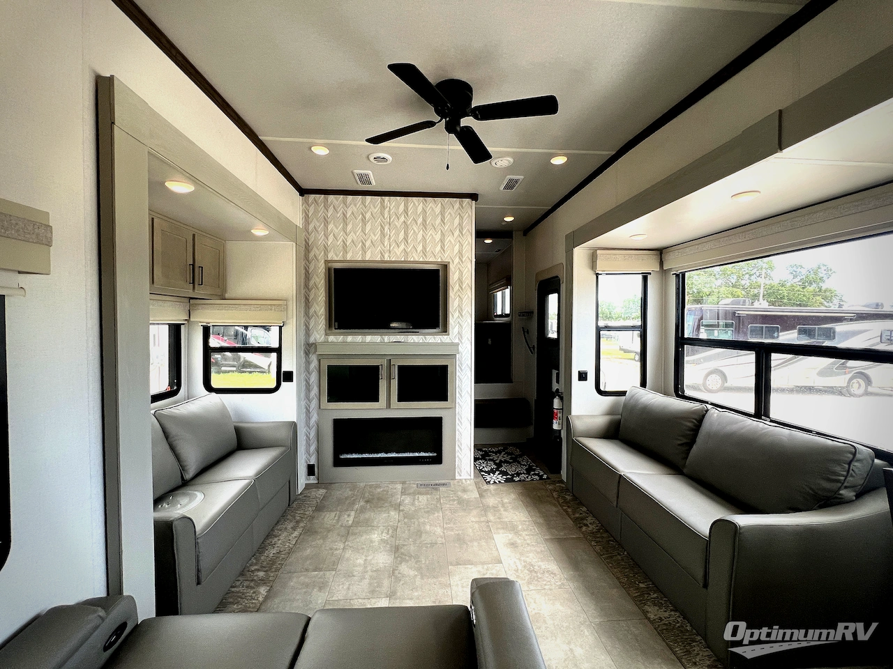 2023 Palomino Columbus 384RK Photo 4