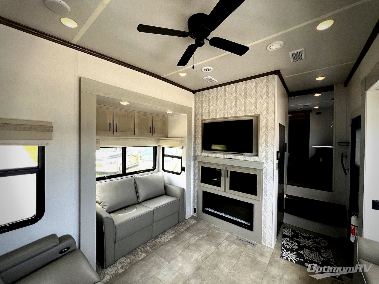 2023 Palomino Columbus 384RK Photo 5