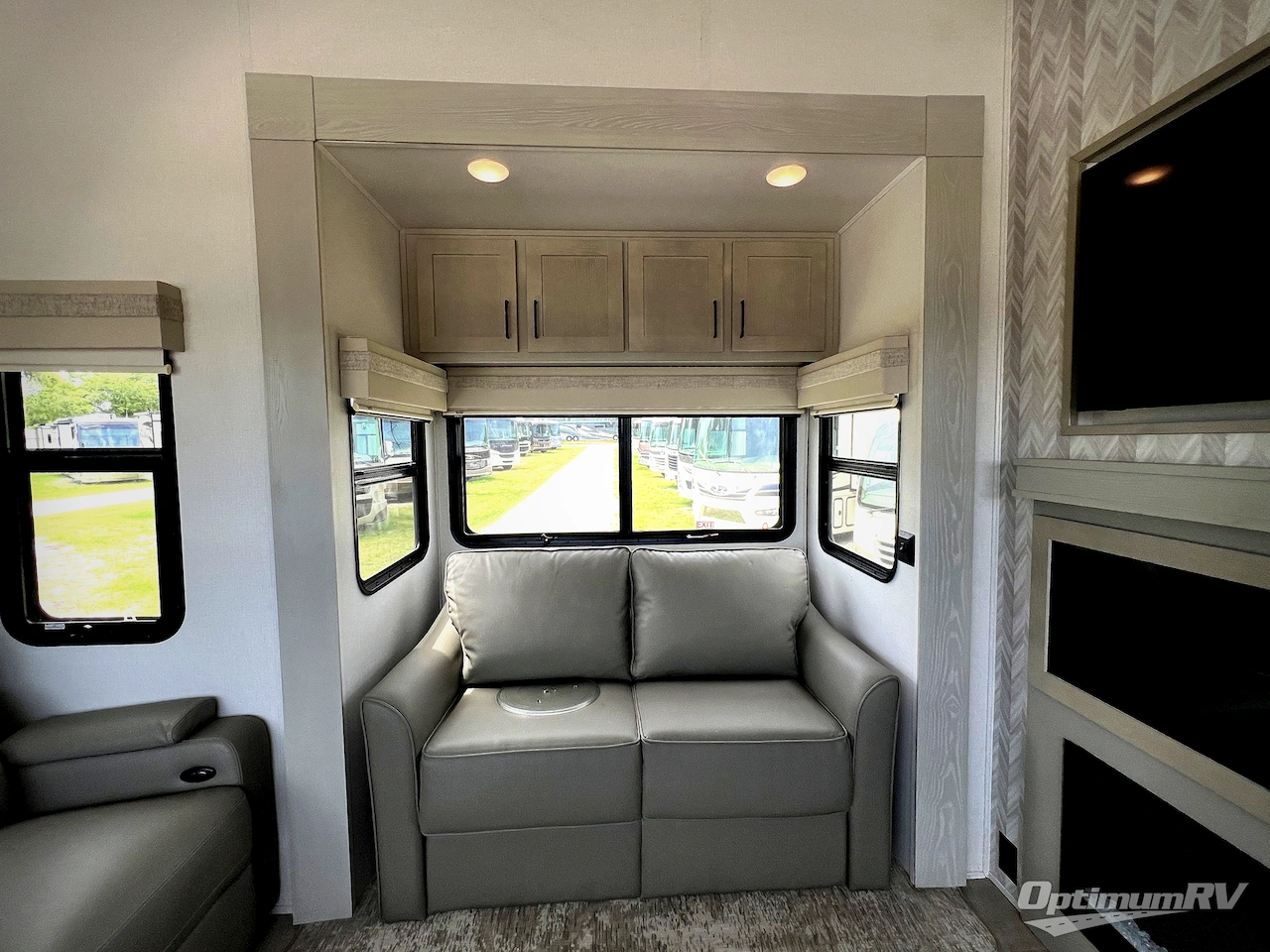 2023 Palomino Columbus 384RK Photo 6