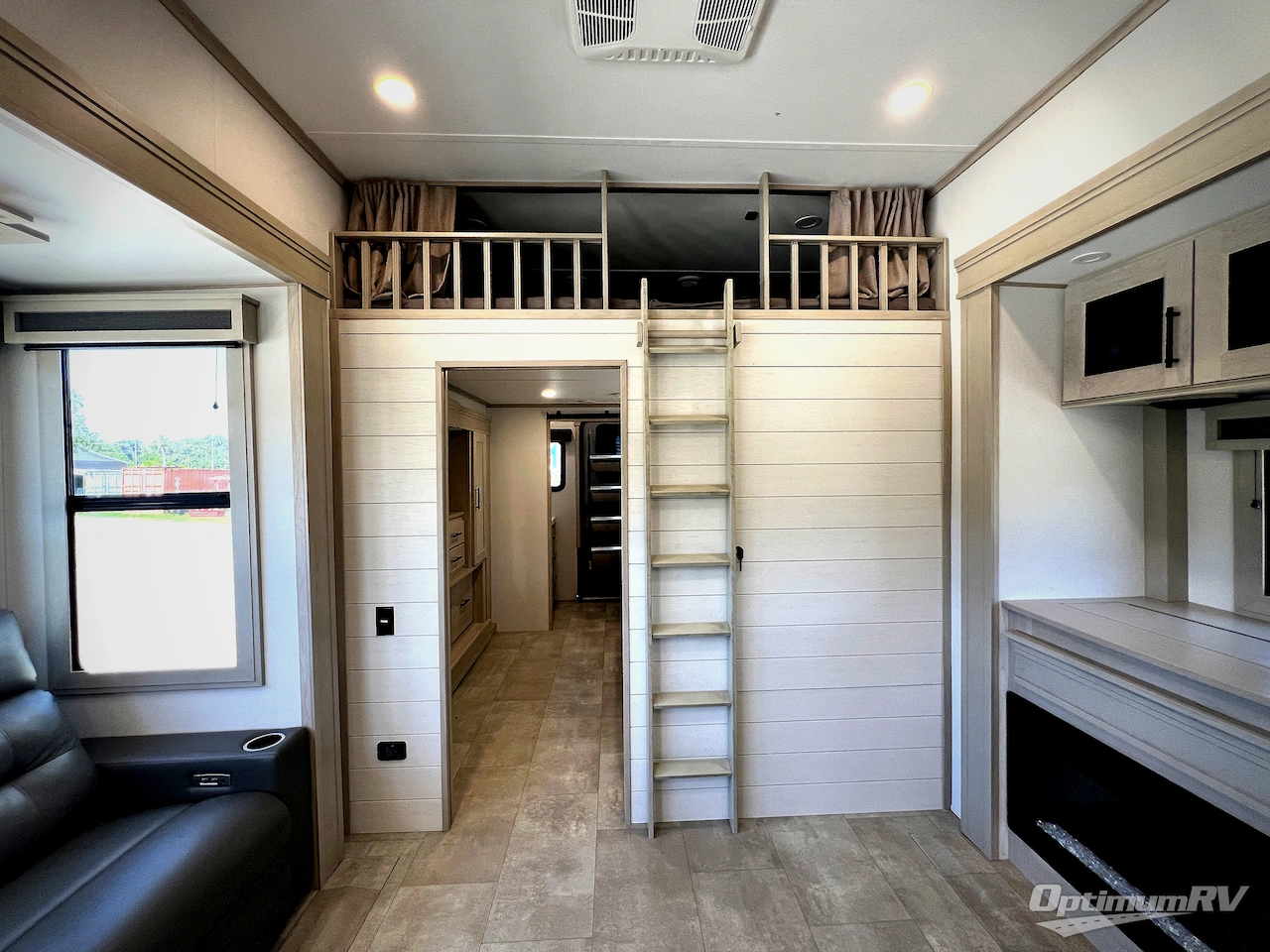 2025 Grand Design Solitude 391DL Photo 14