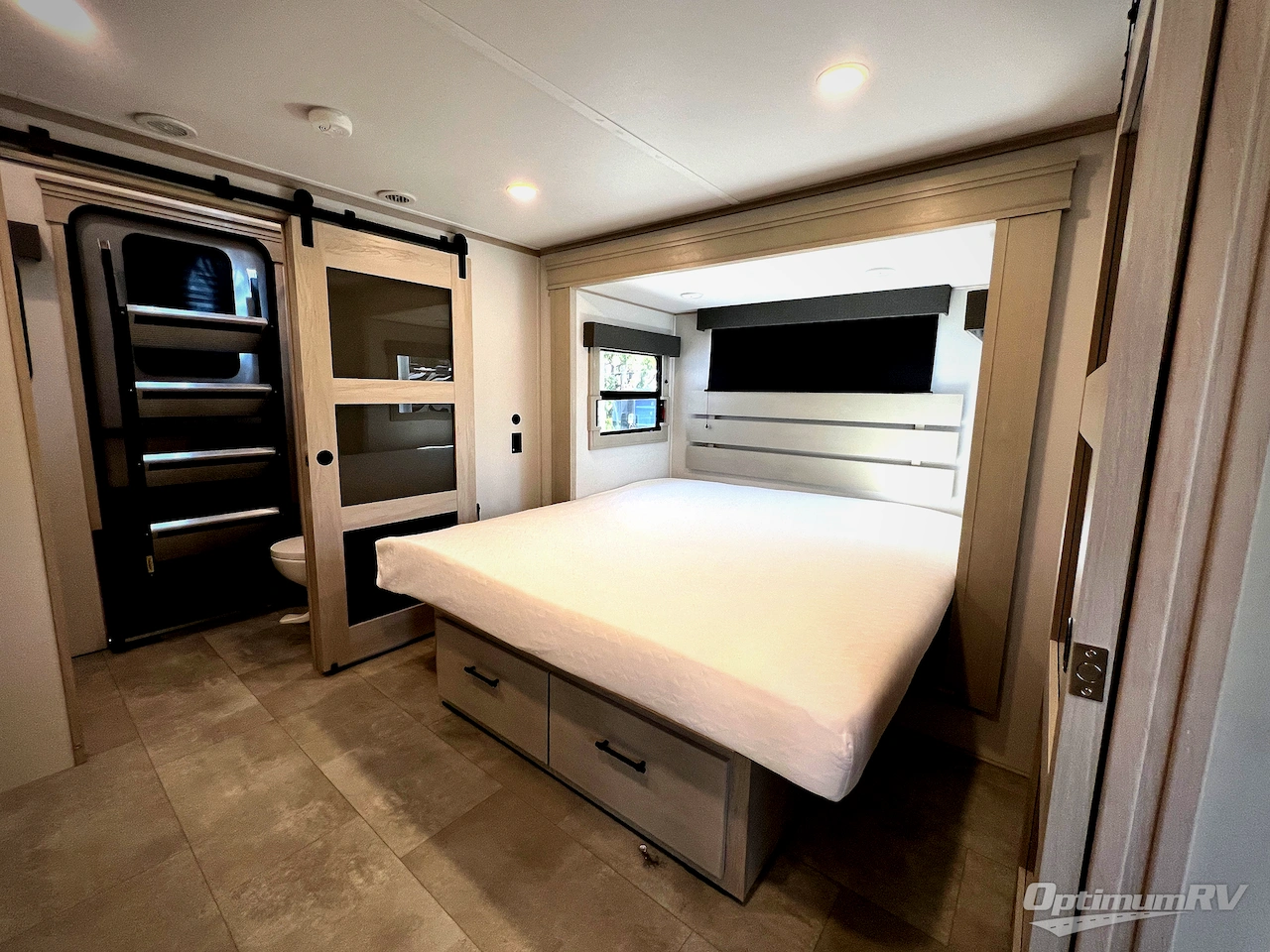 2025 Grand Design Solitude 391DL Photo 15