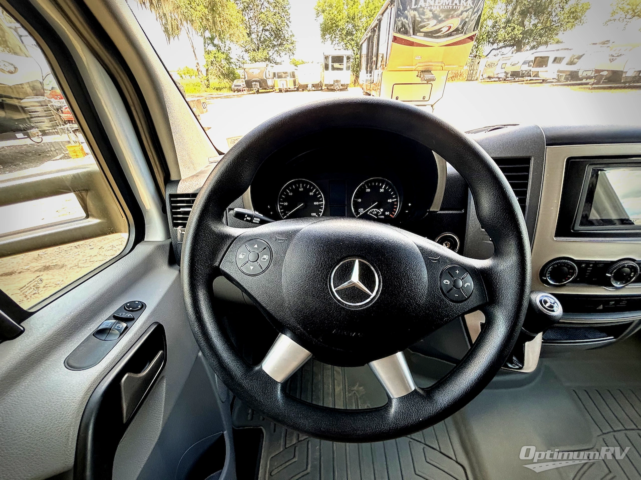 2015 Leisure Travel Unity U24MB Photo 11