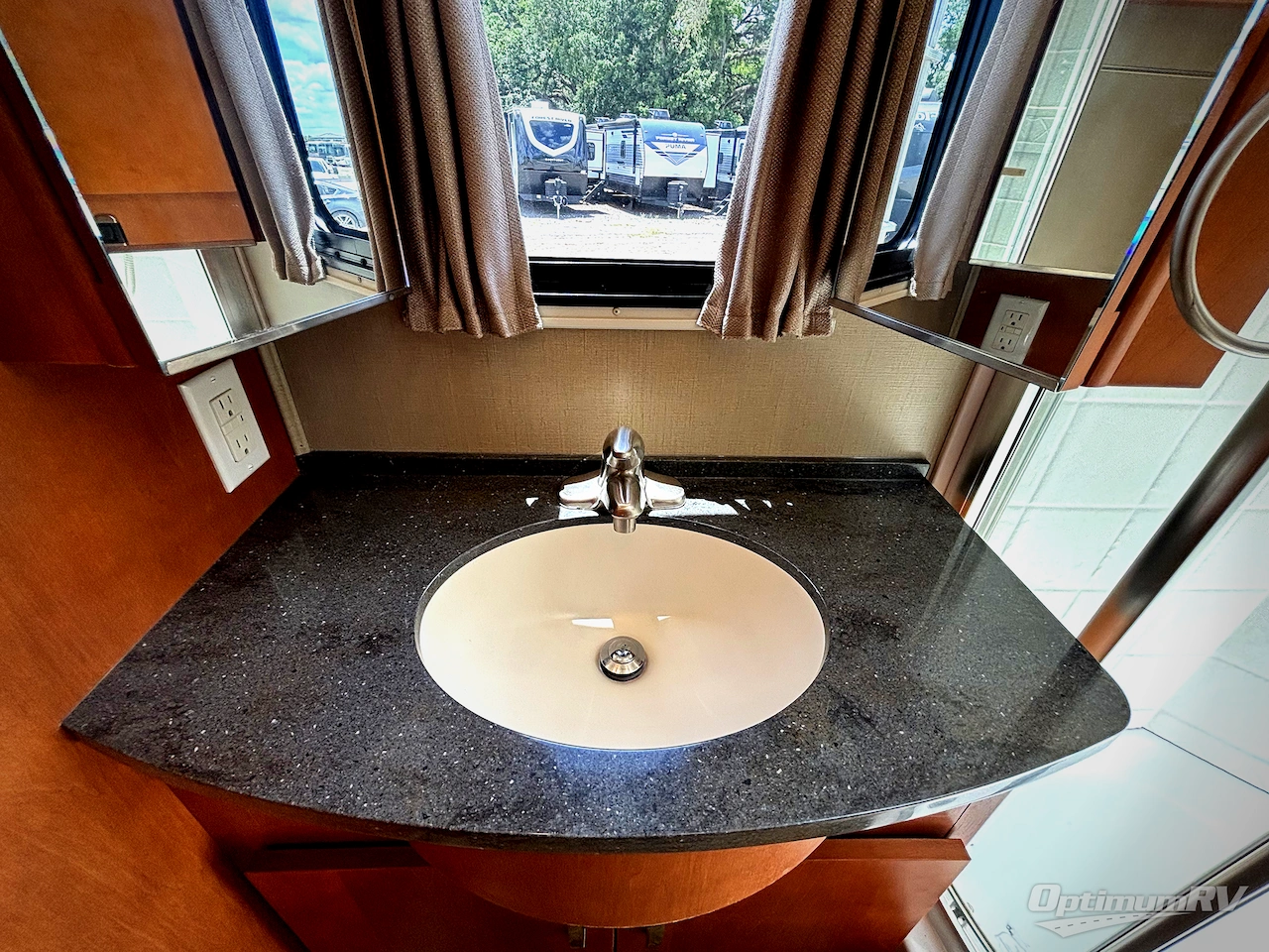 2015 Leisure Travel Unity U24MB Photo 15