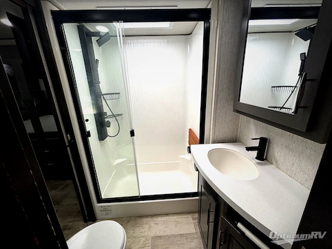 2022 Grand Design MOMENTUM 376THS RV Photo 3