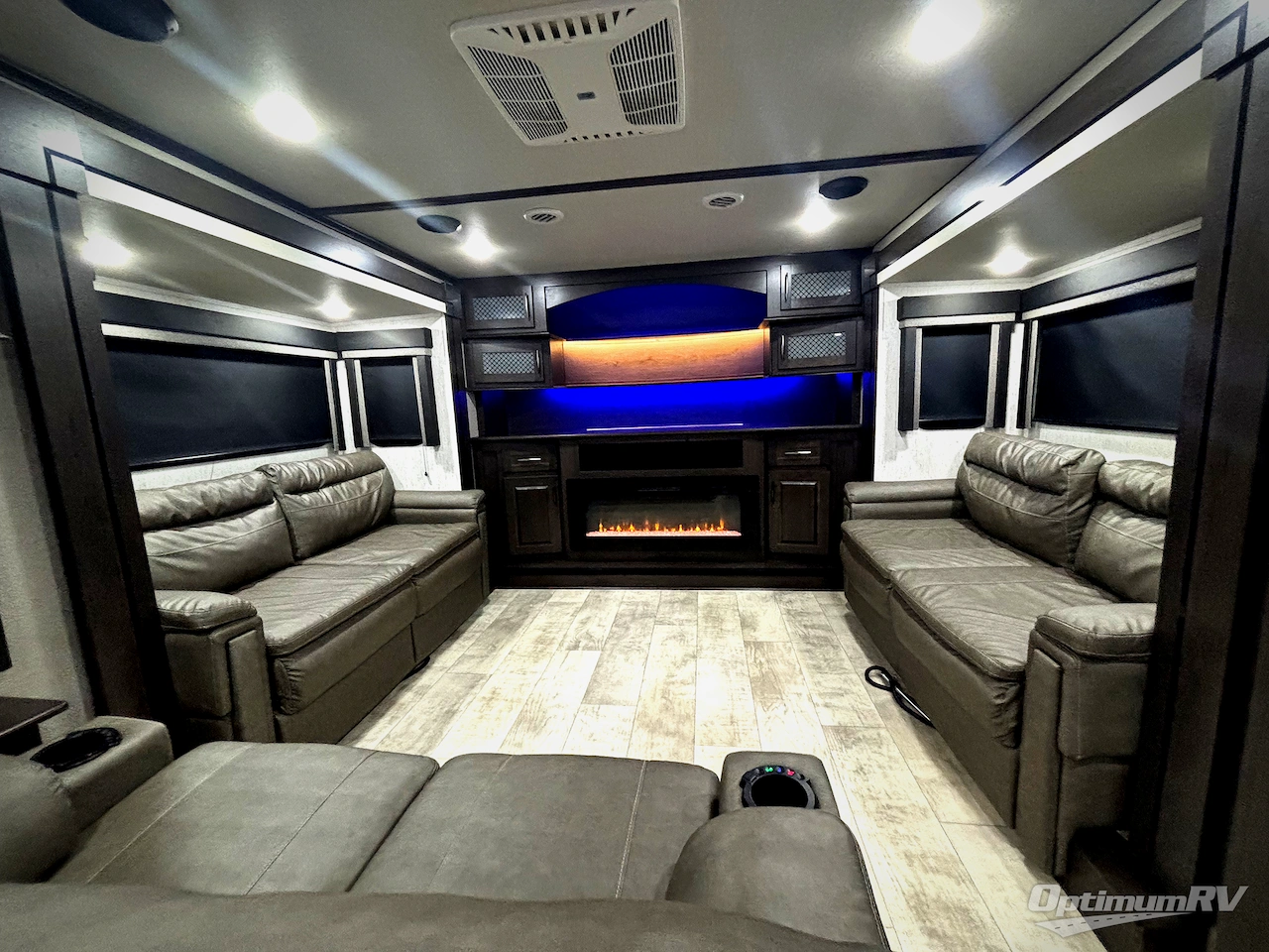 2022 Grand Design MOMENTUM 376THS Photo 6