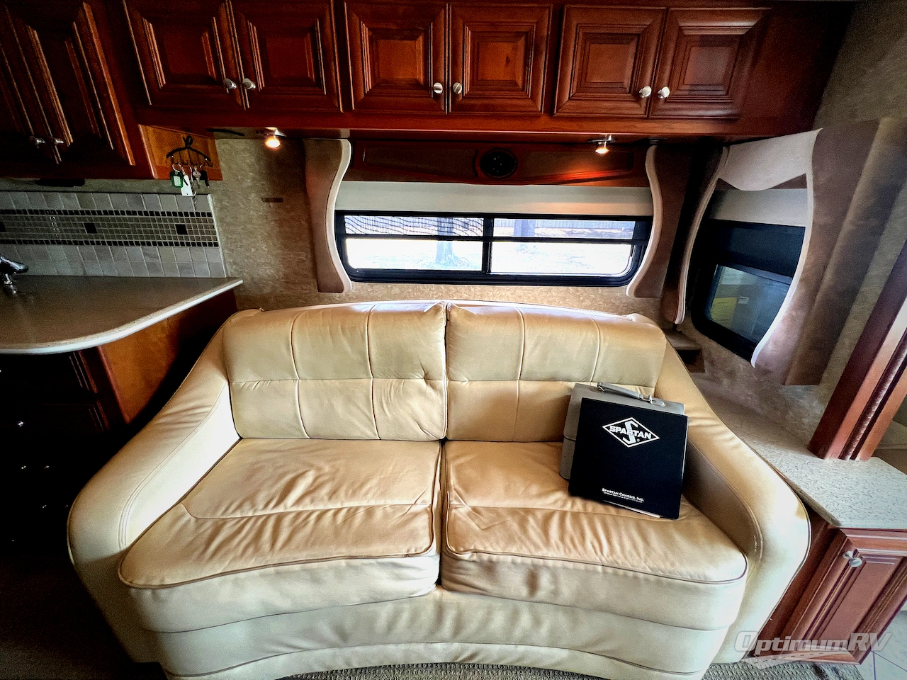 2010 Fleetwood Revolution LE 42T Photo 6