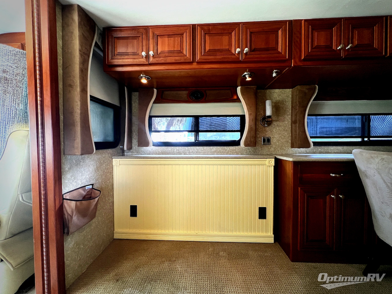 2010 Fleetwood Revolution LE 42T Photo 7