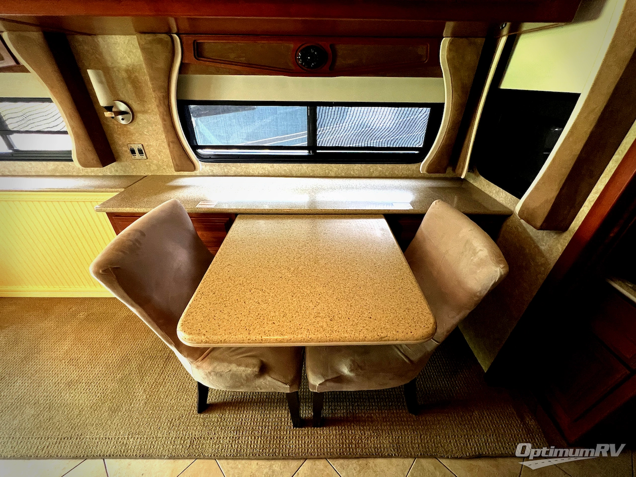 2010 Fleetwood Revolution LE 42T Photo 8